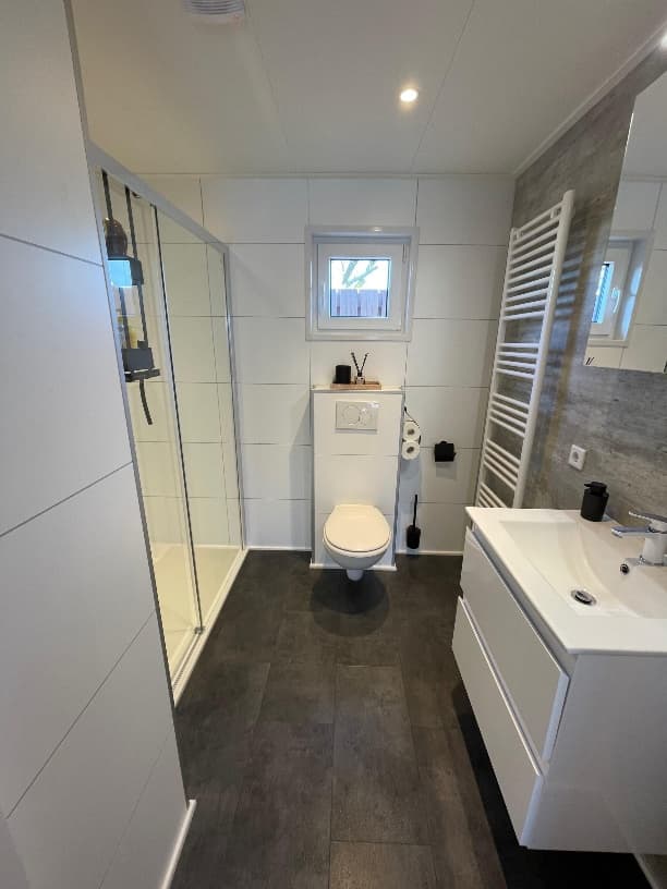 Moderne badkamer in een Vosselman chalet
